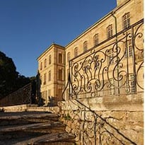 Grande façade du Chateau Abbaye de Cassan