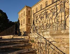 Grande façade du Chateau Abbaye de Cassan