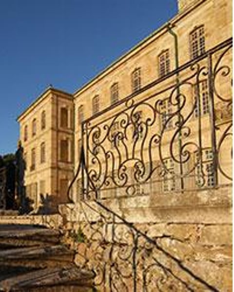 Grande façade du Chateau Abbaye de Cassan