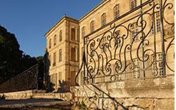 Grande façade du Chateau Abbaye de Cassan