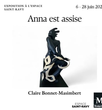 Anna est assise