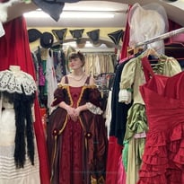 Visite commentée de la Costumotek et son stock de +15 000 costumes et accessoires