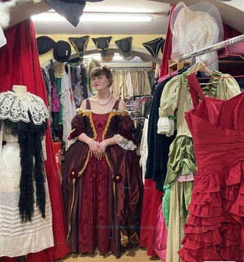 Visite commentée de la Costumotek et son stock de +15 000 costumes et accessoires