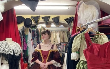 Visite commentée de la Costumotek et son stock de +15 000 costumes et accessoires