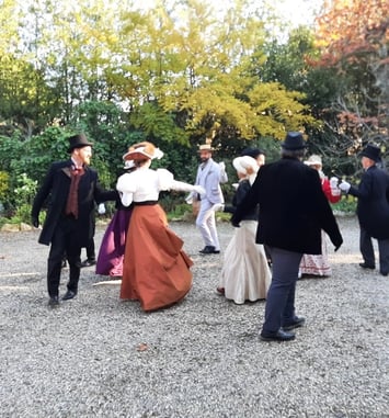 Le bal Tabarin : démonstration de danses des années 1900.