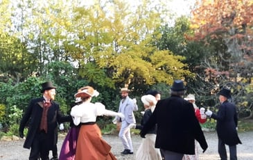 Le bal Tabarin : démonstration de danses des années 1900.
