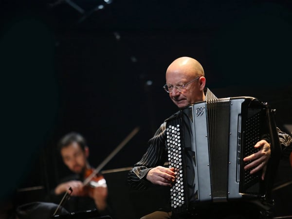 Cinéma, pour accordéon et orchestre à cordes