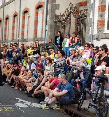 « Les Ailes », théâtre en déambulation dans la rue Fernand Soubeyran
