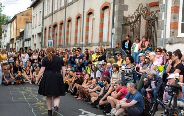« Les Ailes », théâtre en déambulation dans la rue Fernand Soubeyran