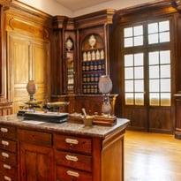 Visite de l'apothicairerie de Lodève : ancienne pharmacie de l'hôpital