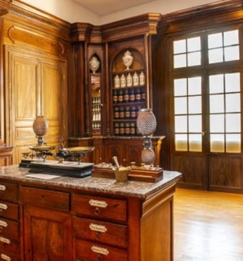 Visite de l'apothicairerie de Lodève : ancienne pharmacie de l'hôpital