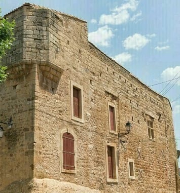 Découvrez un authentique château médiéval au cœur du village