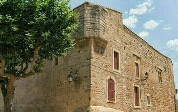 Découvrez un authentique château médiéval au cœur du village