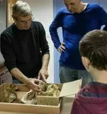 Suivez le guide dans les incroyables collections du musée de Cruzy et son dépôt laboratoire