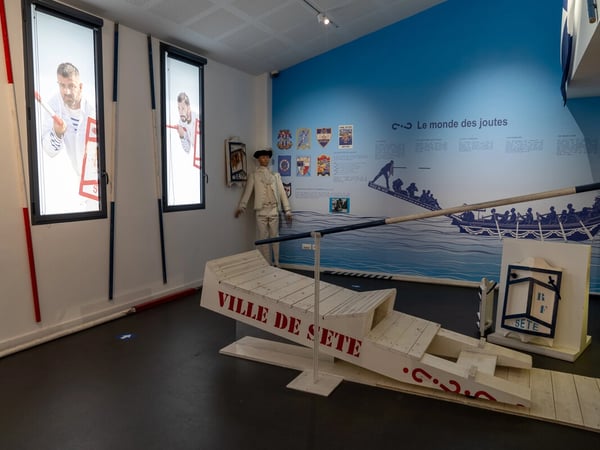 Taillés sur mesure, un siècle de costumes de jouteurs à Sète